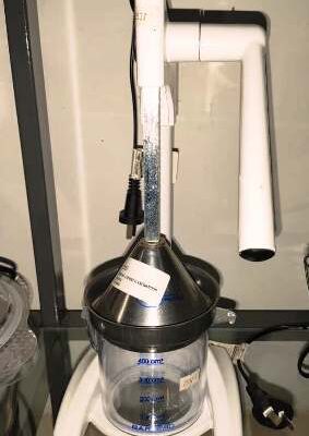 Barbero practic-o exprimidor manual blanco.